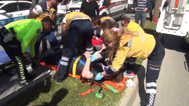 Şehir içi toplu ulaşım midibüsü kamyonet ile çarpıştı: 6 yaralı...Can pazarının yaşandığı kaza anları kamerada