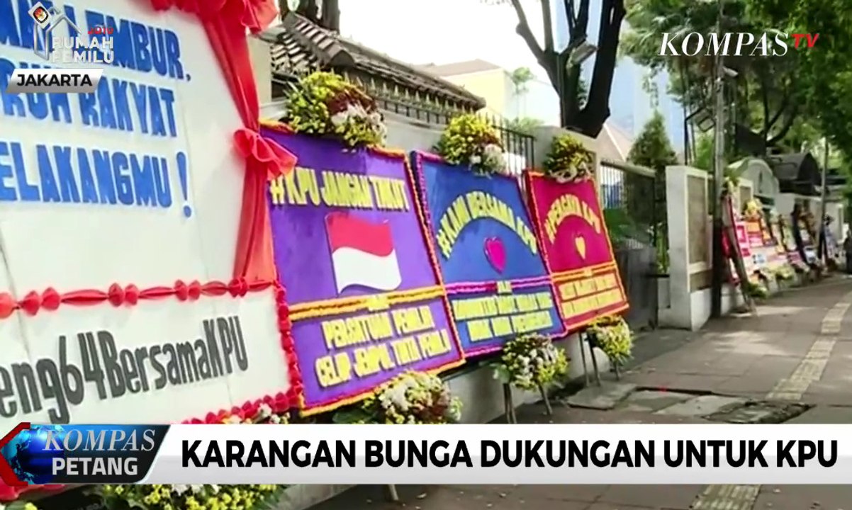 Karangan Bunga Berdatangan ke Kantor KPU