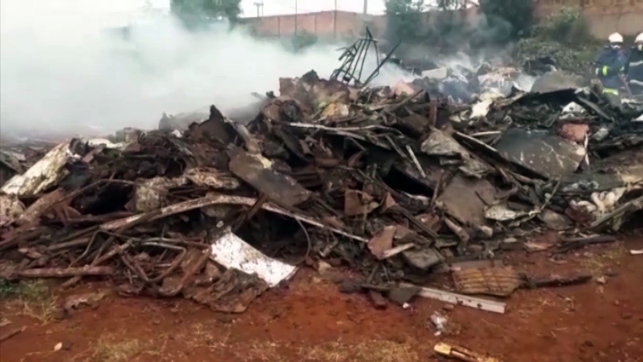 Bombeiros são acionados mais uma vez para apagar fogo em entulhos no Presidente