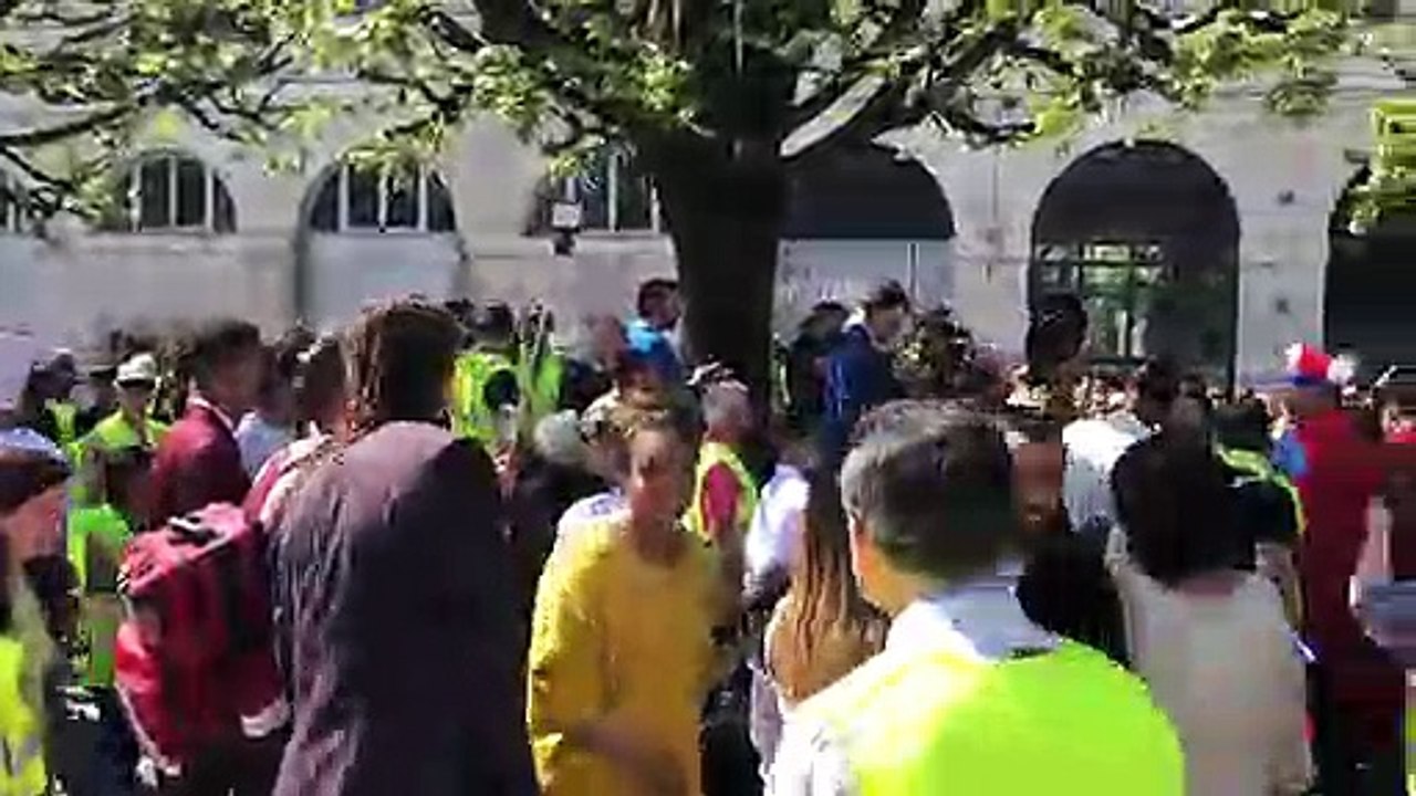Besançon : mariage au milieu du cortège des gilets jaunes