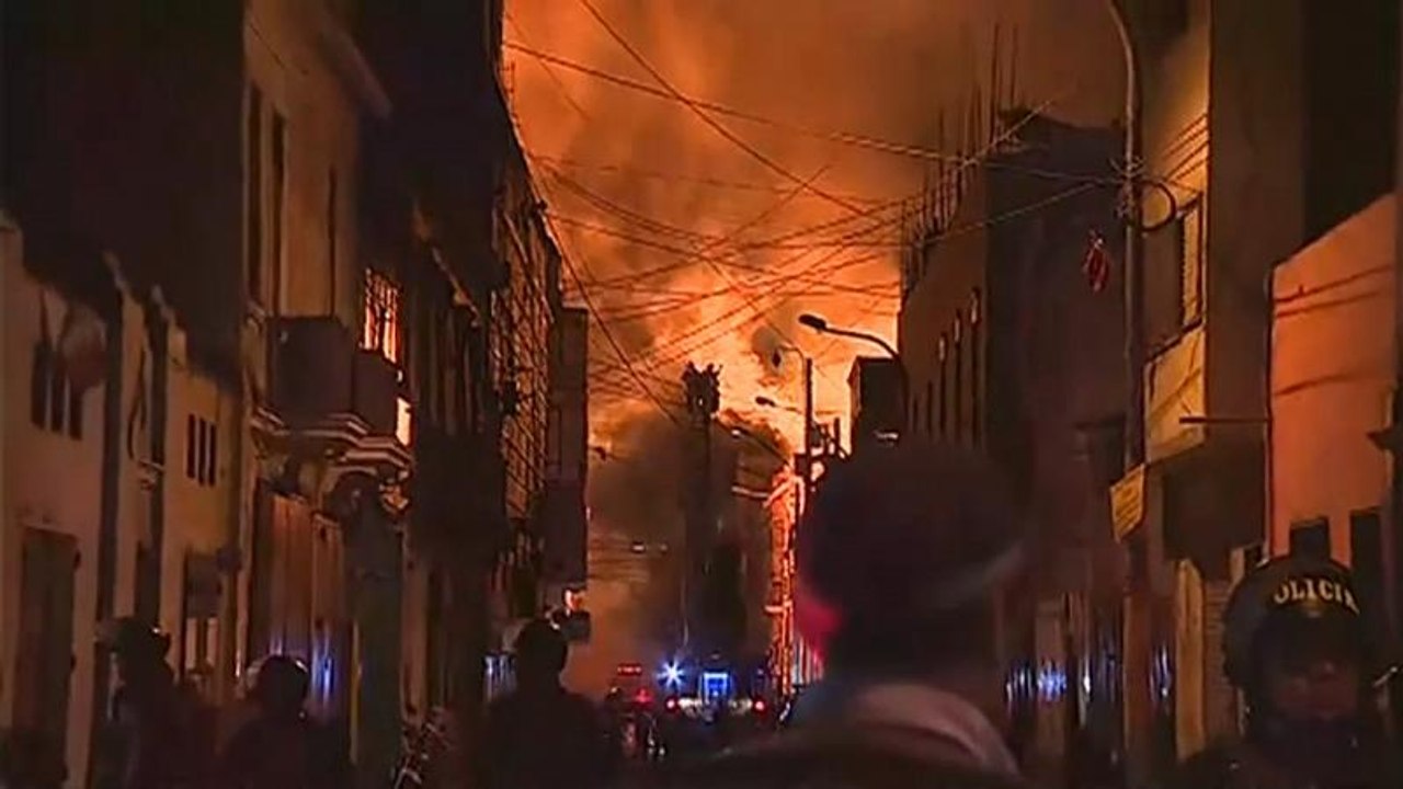 Incêndio de grandes dimensões assola centro histórico de Lima