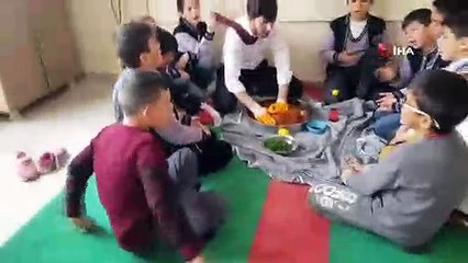 Öğrencilerine sınıfta çiğ köfte yoğurdu