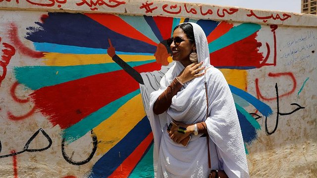 أيقونة الثورة السودانية لـ يورونيوز : سنوات حكم البشير هي أظلم عقود مرّت على شعبنا
