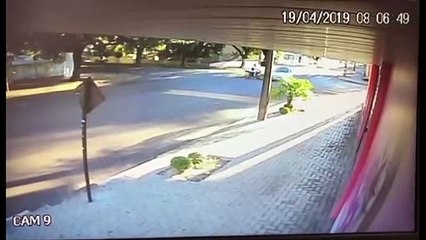 Câmera flagra carro e moto batendo na Rua Paraná