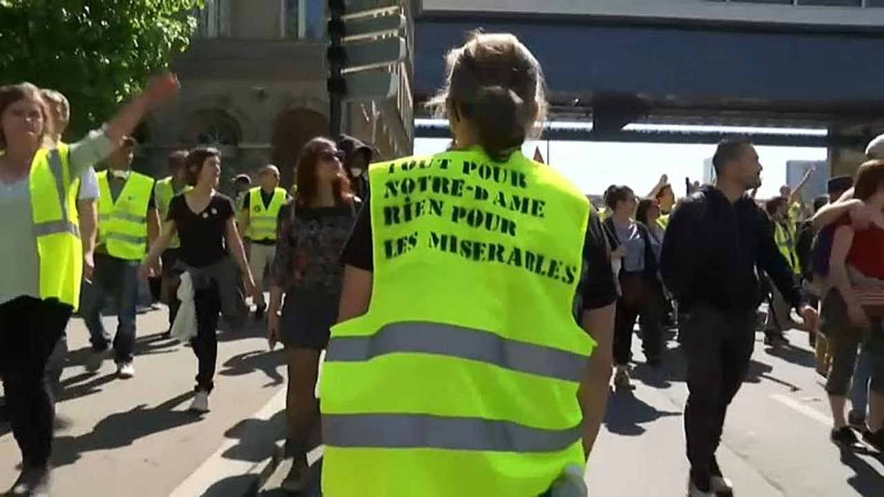 Gelbwesten: 'Alles für Notre-Dame. Nichts für die Armseligen'