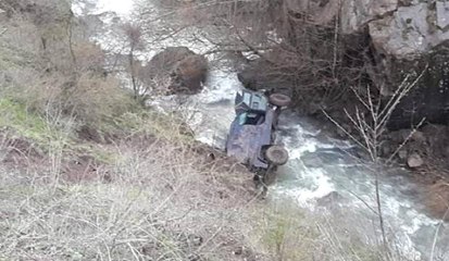 Sürücüsünün Kontrolünden Çıkan Polis Özel Harekat Aracı Dereye Yuvarlandı! Yaralılar Var