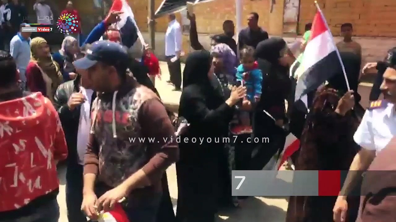مواطنون يهتفون "تحيا مصر" عقب الإدلاء بصوتهم فى الاستفتاء بالهرم