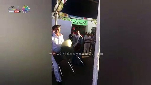 مزمار بلدي يستقبل المواطنين أمام لجان الاستفتاء بشرم الشيخ