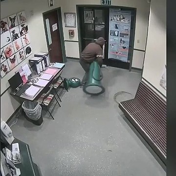 Un braqueur entre en pleine nuit dans un établissement pour voler... un distributeur de bonbons !