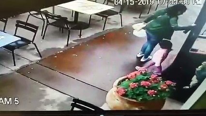 Cette mère et ses enfants qui sortent d'un restaurant évitent le pire