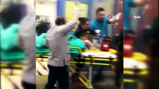 Hafif ticari araç otobüs durağına daldı