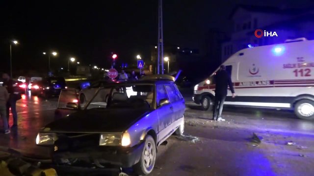 Hızını alamayan otomobil, kırmızı ışıkta bekleyen araca çarptı: 5 Yaralı