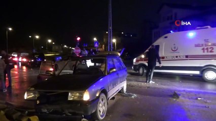 Hızını alamayan otomobil, kırmızı ışıkta bekleyen araca çarptı: 5 Yaralı