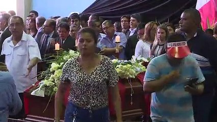 Des Péruviens rendent hommage au président suicidé
