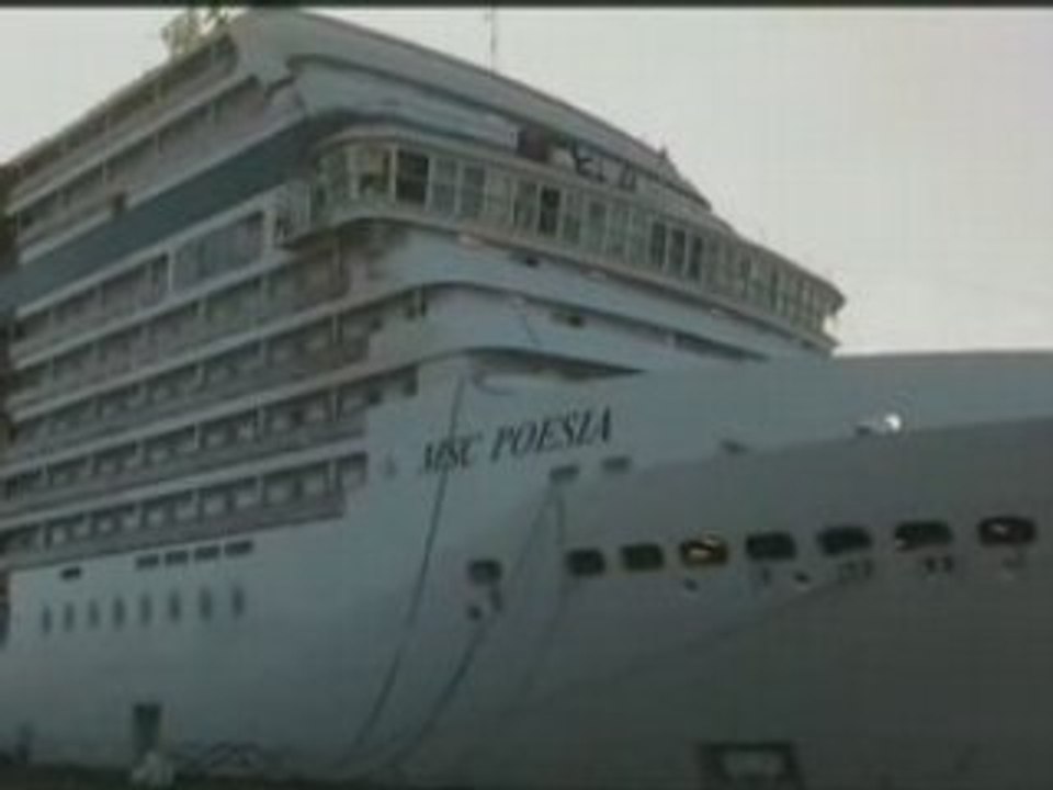 Paquebot MSC Poesia à Saint Nazaire en cale sèche.