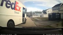 Un livreur FedEx sarrête pour marquer un panier de basket