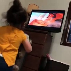 Une petite fille devant « Le Roi Lion »