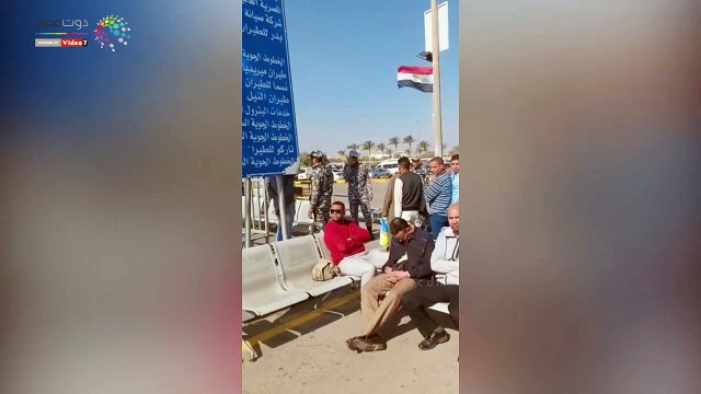 شاهد احتشاد المواطنين أمام مبنى واحد بالمطار للإدلاء بأصواتهم في الاستفتاء