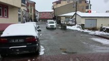Karlıova'da sabah saatlerinde etkili olan kar yağışı kenti beyaza bürüdü