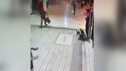 Dha Dış - Avustralya'da Polise Bıçaklı Saldırı Güvenlik Kamerasında