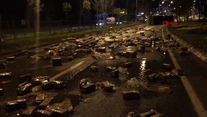 Bursa Zeytinyağı Yüklü Tır Devrildi, 20 Ton Zeytinyağı Yola Saçıldı