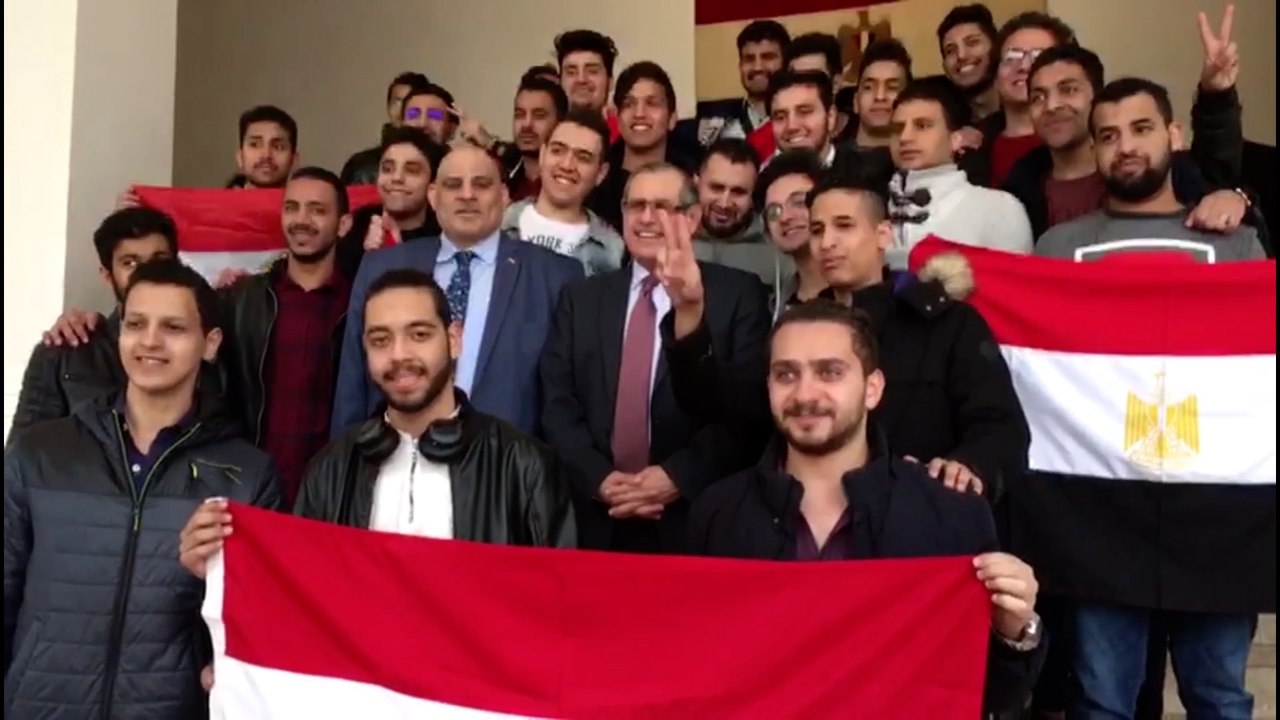 شباب يدلون بأصواتهم في الاستفتاء على تعديل الدستور في الخارج