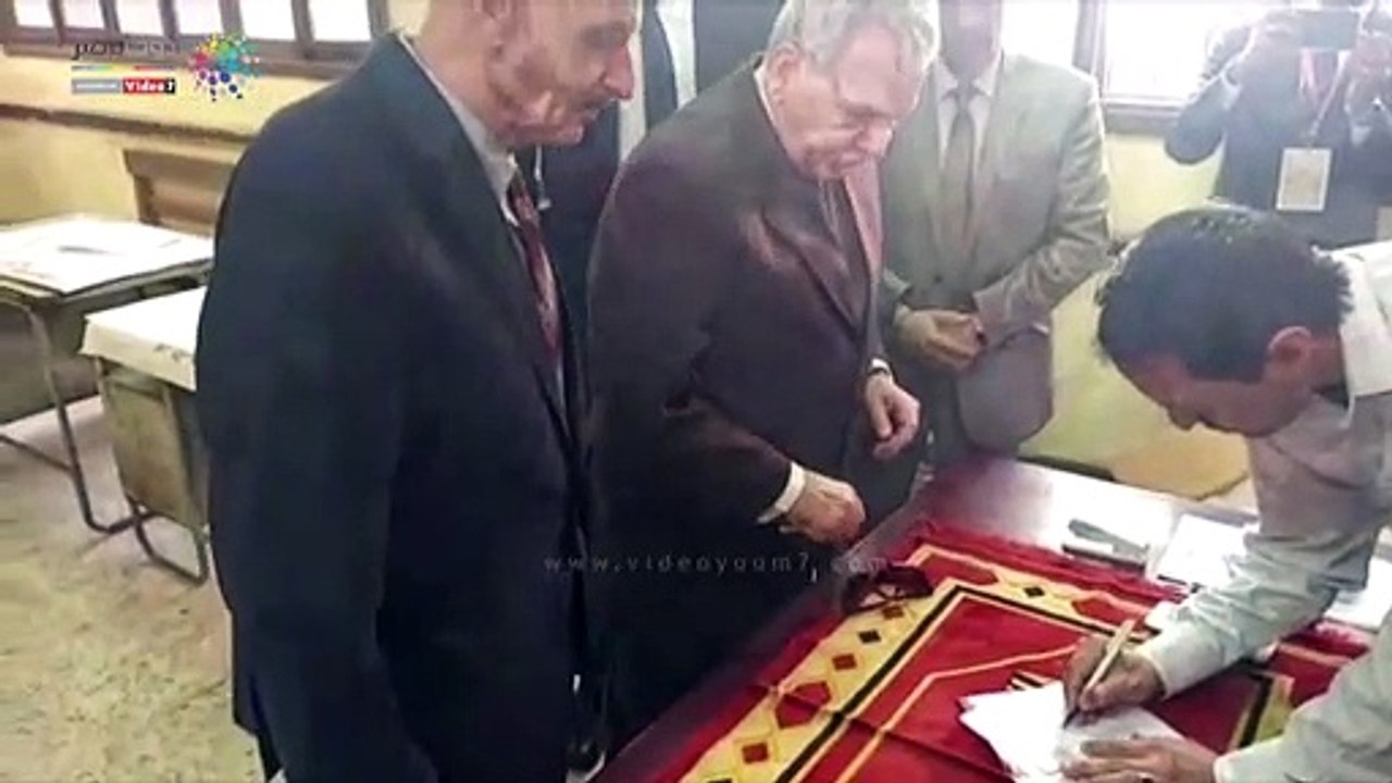 رئيس مجلس القضاء الأعلى  يدلى بصوته في مدرسة الإعدادية بالازبكية