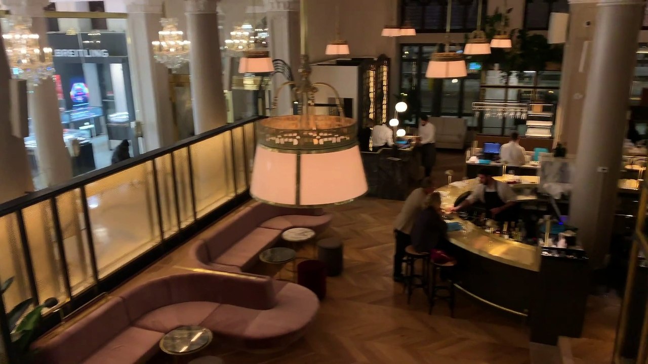 Booking a HOTEL in Montreal, Canada