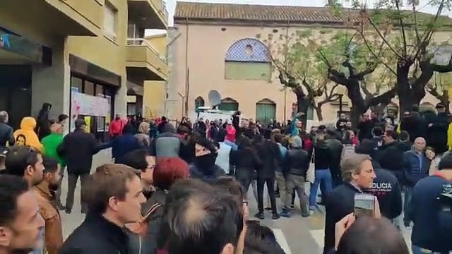 Decenas de radicales separatistas increpan a Arrimadas en un acto en Gerona: ¡Fuera fascistas!