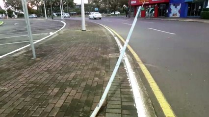 Mulher sofre queda de moto na Praça da Bíblia
