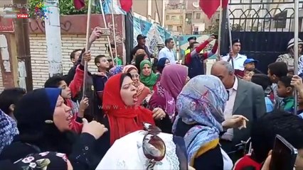 مواطنو القليوبية يستقبلون المحافظ بالاستفتاء بـ تحيا مصر