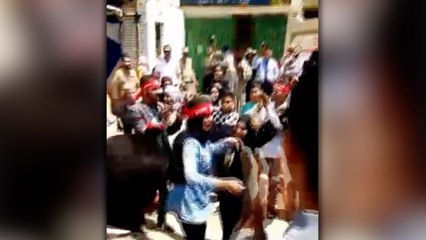 فتيات يرقصن أمام لجنة مدرسة أحمد زويل في دار السلام