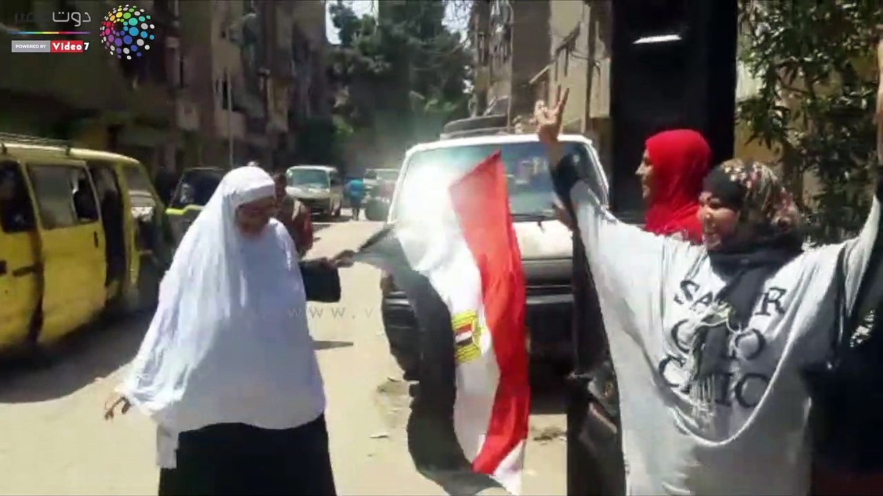 مسنة تحتفل بالرقص بعد الإدلاء بصوتها فى الاستفت...