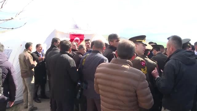 Milli Savunma Bakanı Akar, Şehit Ailesine Taziye Ziyaretinde Bulundu