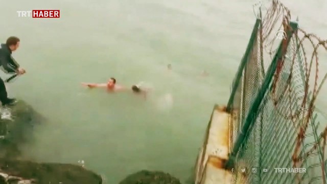 Boğulma tehlikesi geçiren kadını polis kurtardı