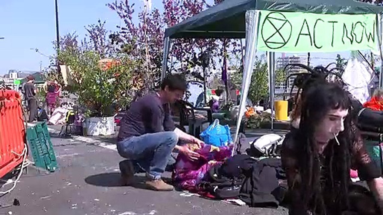 Police arrest Extinction Rebellion protesters in London