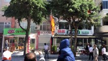 İzmir'de bir işletmeye ait baca alev alev yandı... Çalışanlar kovalarla su atarak yangını söndürmeye çalıştı