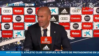 Zidane: "Benzema es el mejor delantero del momento"