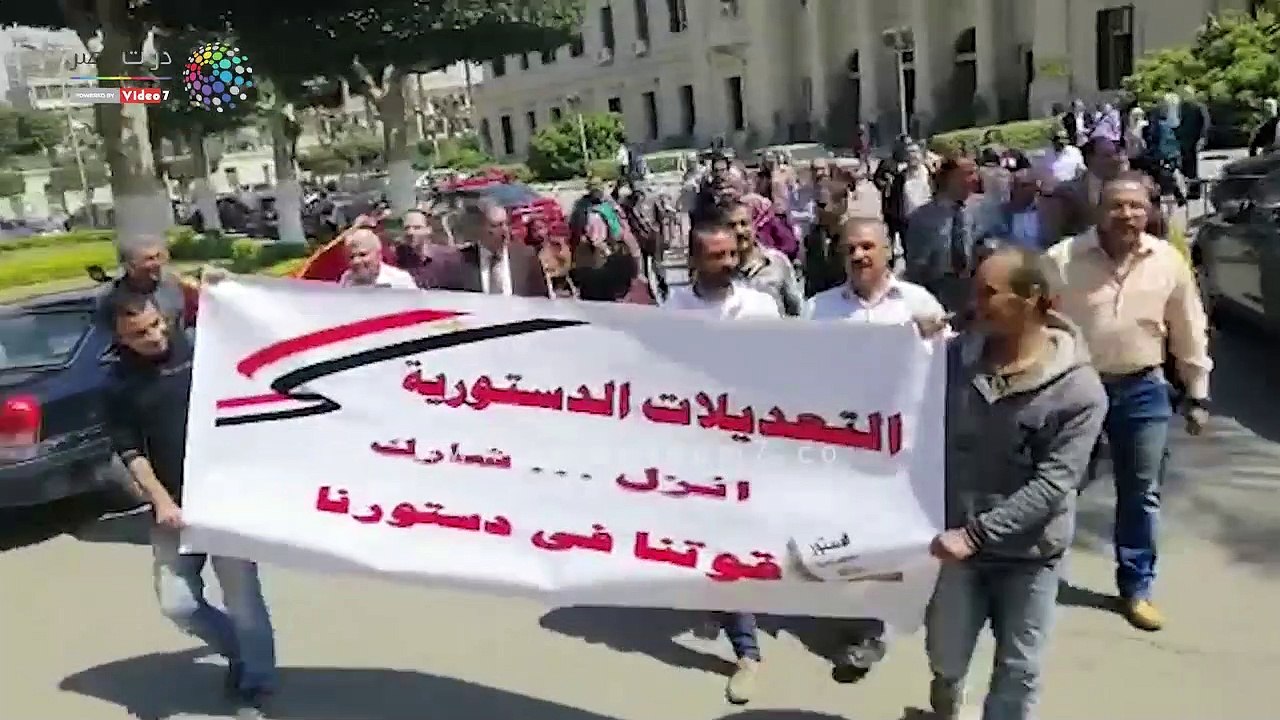 شاهد .. مسيرة أعضاء هيئة تدريس جامعة القاهرة للحث على الاستفتاء