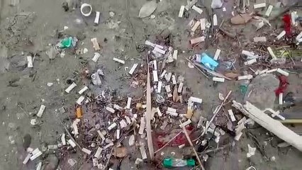 Descargar video: Pazzesco a Barletta: migliaia di cicche di sigarette scaricate sulla spiaggia, un crimine ambientale che minaccia la salute