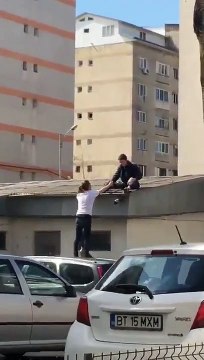 Ce n'est peut-être pas une si bonne idée de vouloir trinquer sur un toit ?