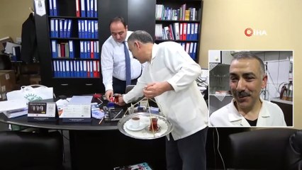 Yürümekten Bıkan Çaycı Elektrikli Kaykayla Servis Yapıyor