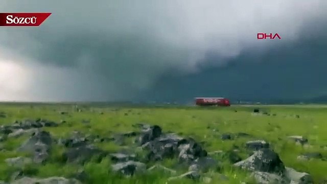 Hortum ağaçları, elektrik direklerini devirdi