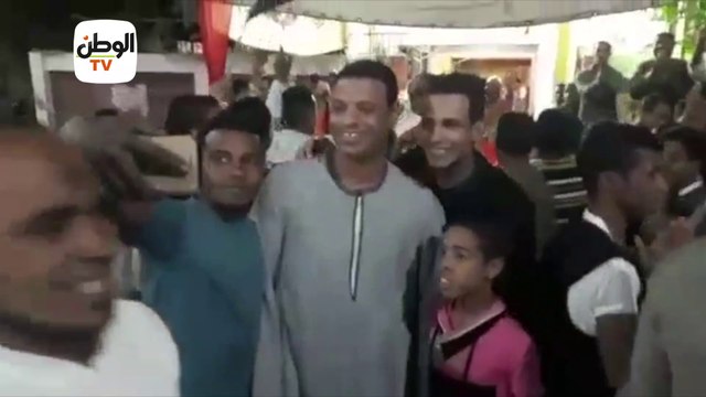 الحاج الضوي يلتقط سيلفي مع معجبيه في لجنة الاستفتاء بالأقصر