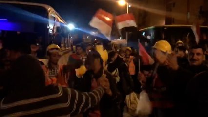 ناخبون يرقصون بالأعلام أمام لجنة  مدرسة القاهرة التجريبية