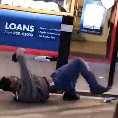 Il est ivre et réagit bizarrement devant tout le monde