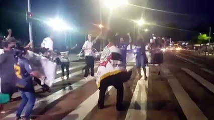 Corintianos vão até a Avenida Brasil festejar 30º título do estadual