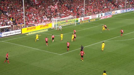 Dortmund cut apart Freiburg for Sancho to score