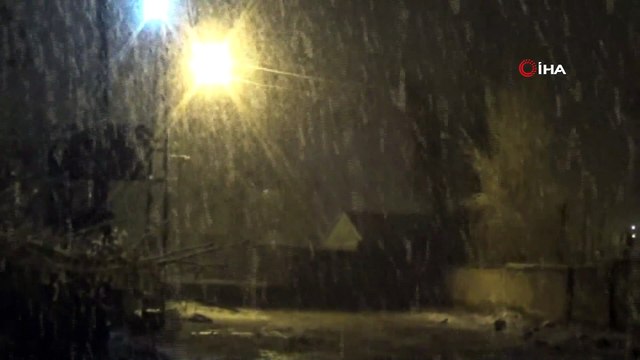 Yüksekova’da Lapa Lapa Yağan Kar Yağışı Şaşırttı