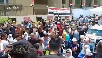 تجمعات حاشدة وأعلام ترفرف أمام لجان القاهرة